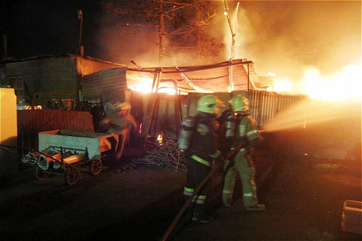 مصدومیت ۱۴ نفردر آتش‌سوزی واحد های تجاری انزلی