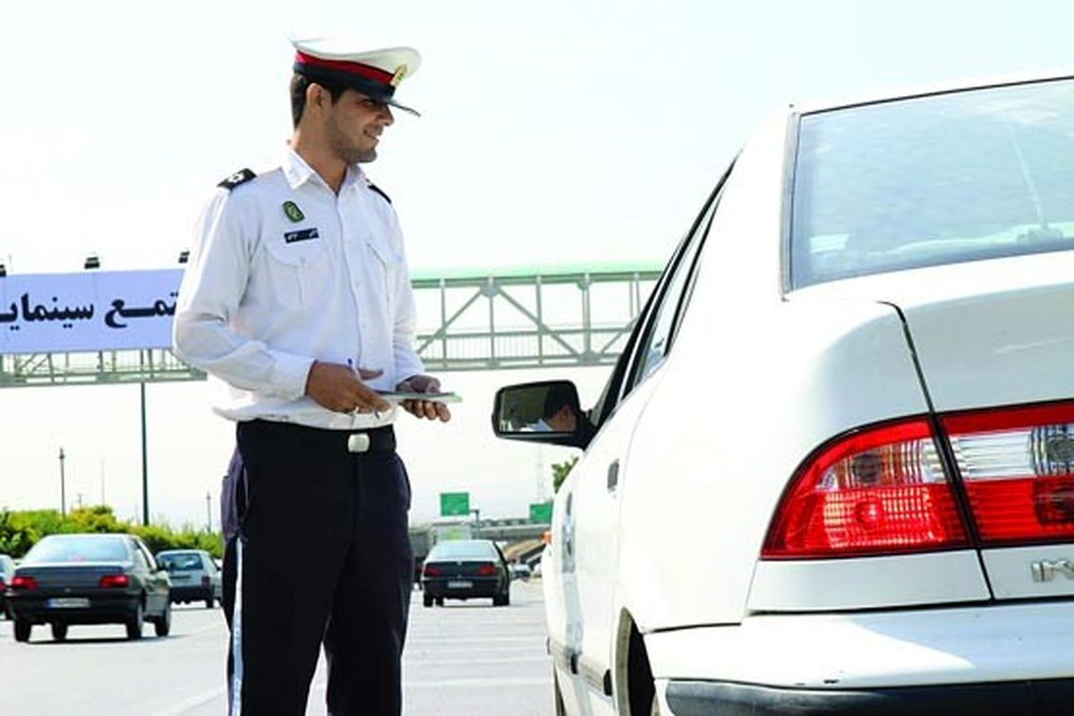 استفاده از راکت و سوت توسط ماموران مستقر در چهارراه ها/ استفاده از دستکش سفید الزامی شد