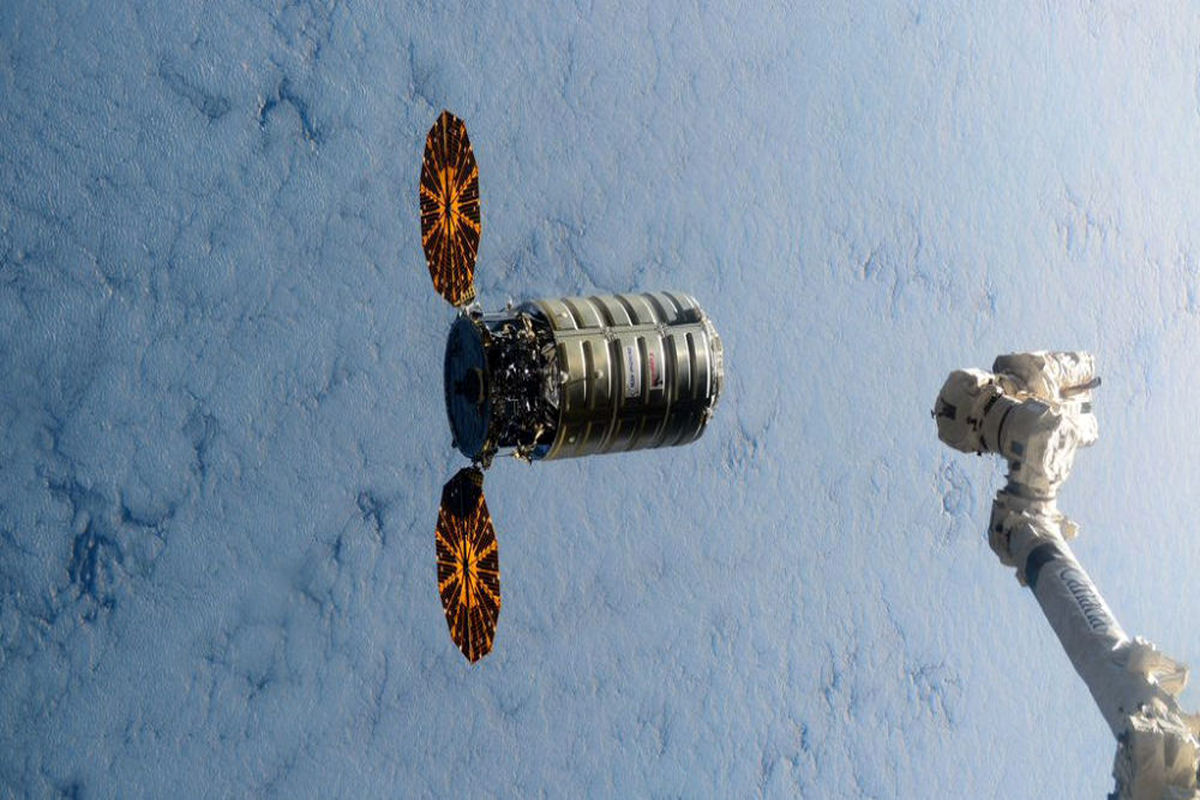 کوچک‌ترین کاوشگر فضایی دنیا با زمین تماس گرفت