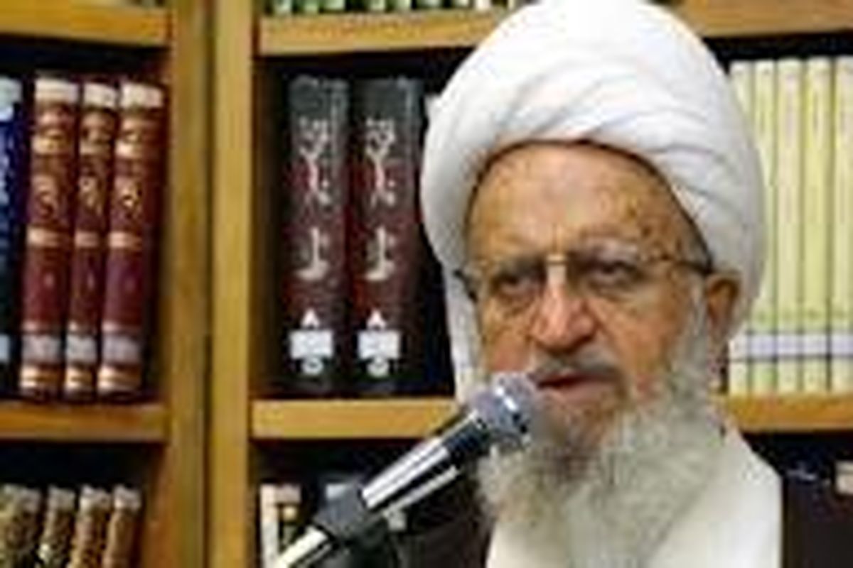 اقامه نماز جماعت مغرب و عشاء به امامت آیت‌الله مکارم شیرازی در حرم رضوی