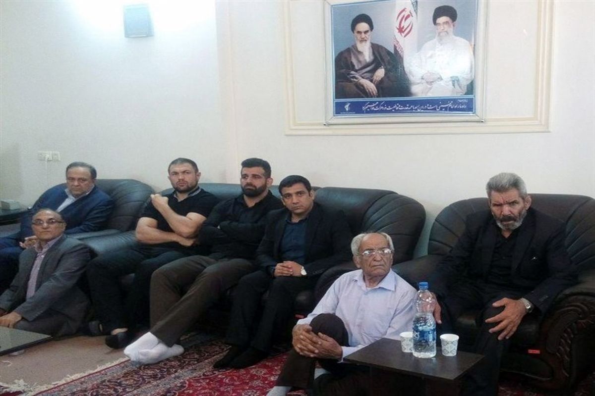قهرمان و نایب قهرمان المپیک به منزل شهید حججی رفتند