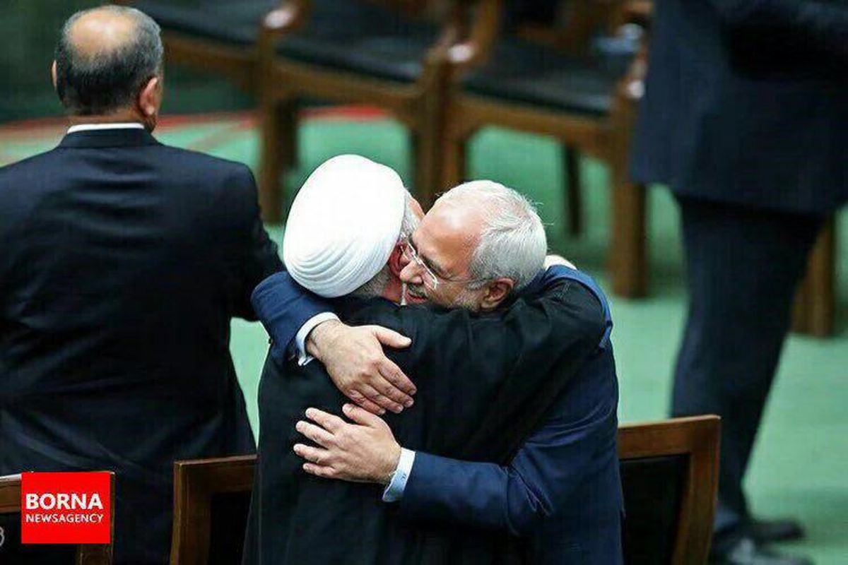 استقبال ظریف از نماینده مخالف خود در مجلس