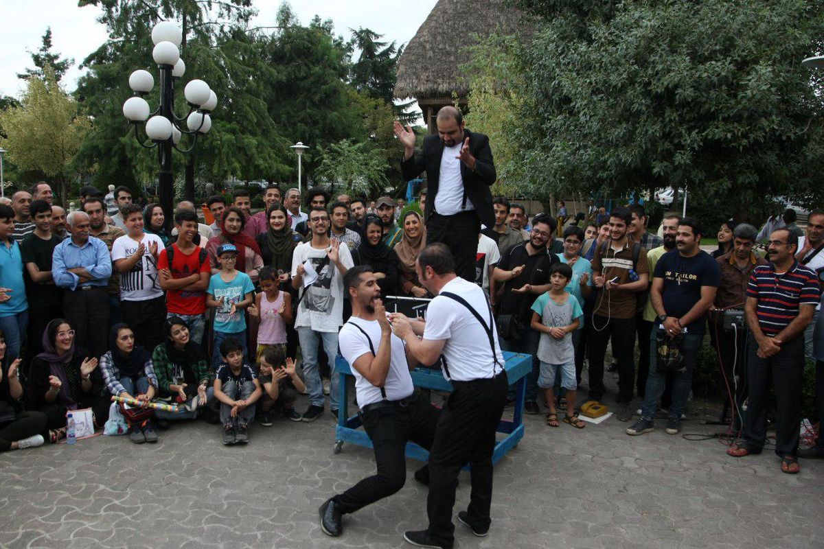 اجرای نمایش خیابانی هشتمین جشنواره تئاترخیابانی در لاهیجان