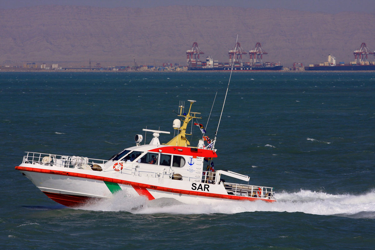 نجات سرنشینان شناور نظامی اماراتی غرق شده در خلیج فارس