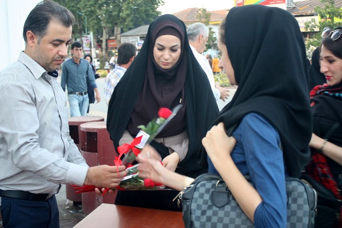 اهدای گل به دختران توسط سازمان فرهنگی ورزشی شهرداری رشت به مناسبت روز دختر