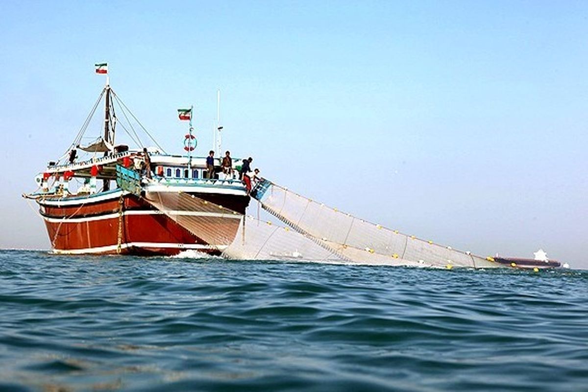 نجات یک فروند لنج ماهیگیری و اخطار به ناو آمریکایی