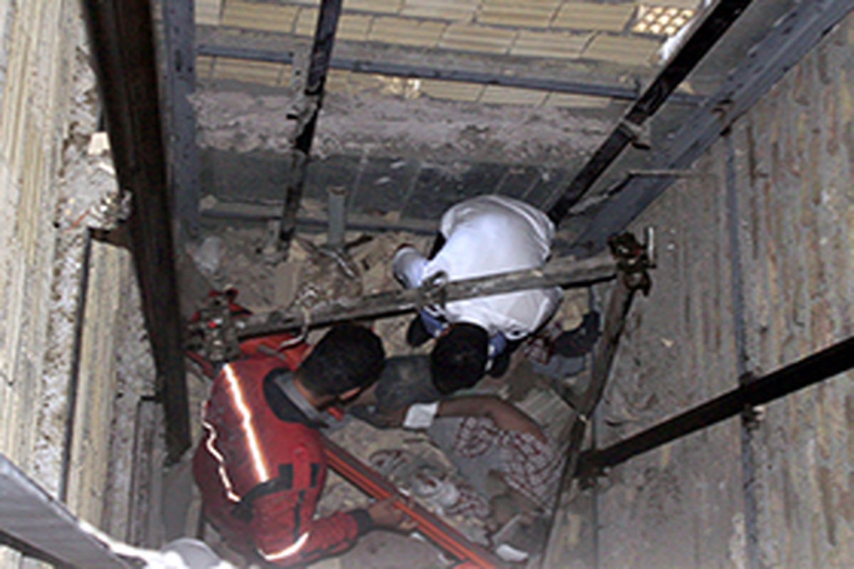 سقوط مردی ۲۳ساله در چاهک آسانسور در قزوین
