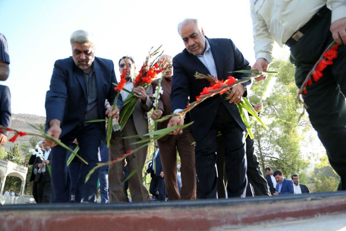 جدید میثاق با آرمانهای شهدابا حضور استاندار لرستان و مدیران استانی در گلزار شهدای خرم آباد