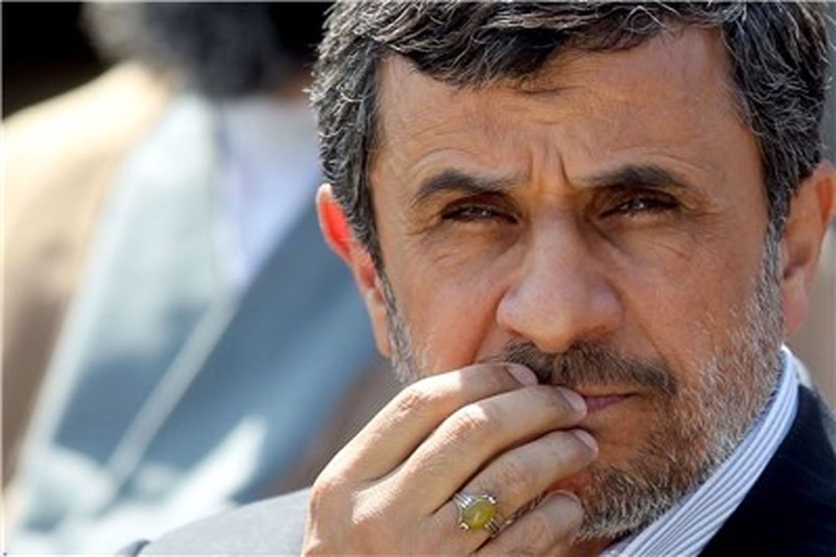 احمدی‌نژاد با دست بسته به دیدار رهبری رفت