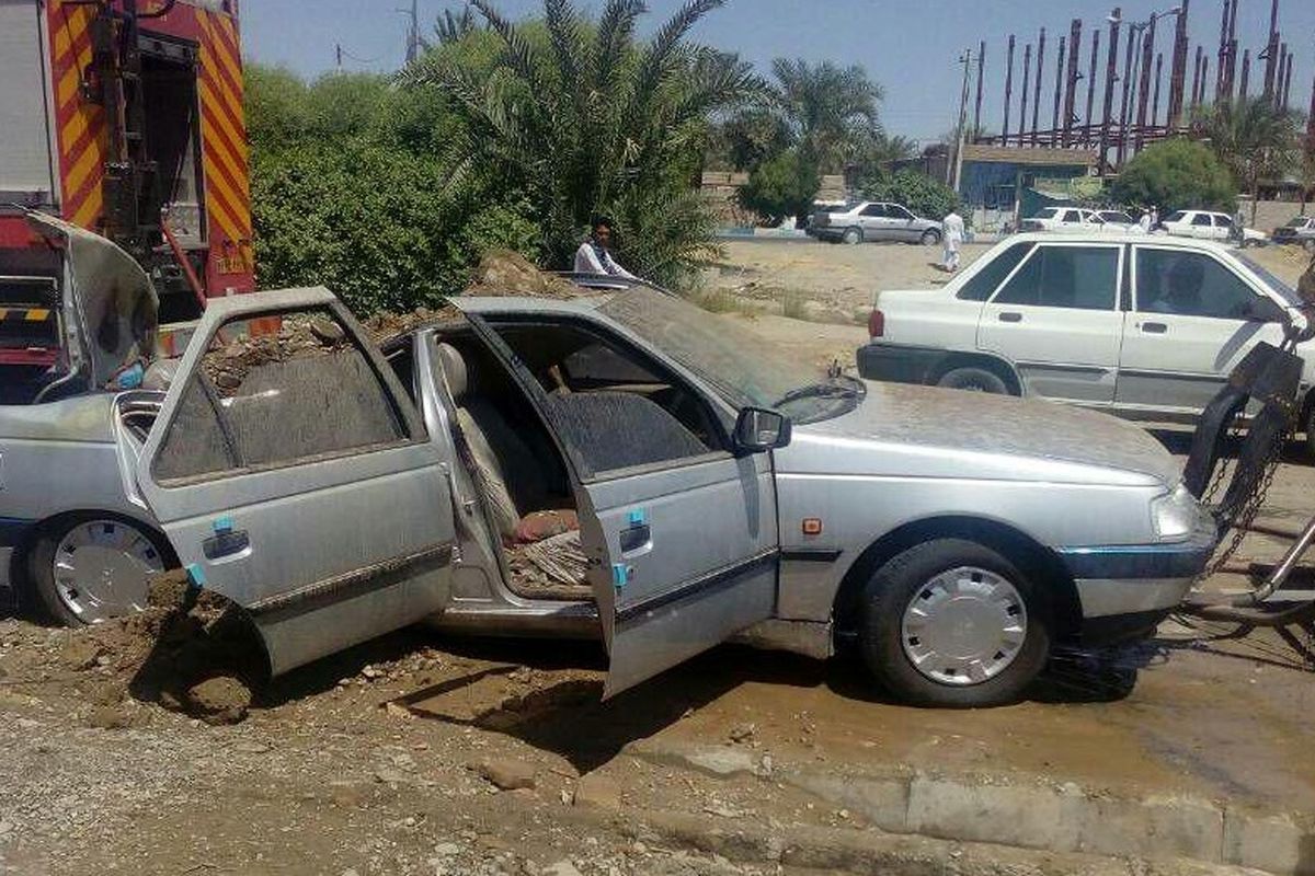 انفجار خودروی پژو به دلیل داشتن باک غیر استاندار در ایرانشهر