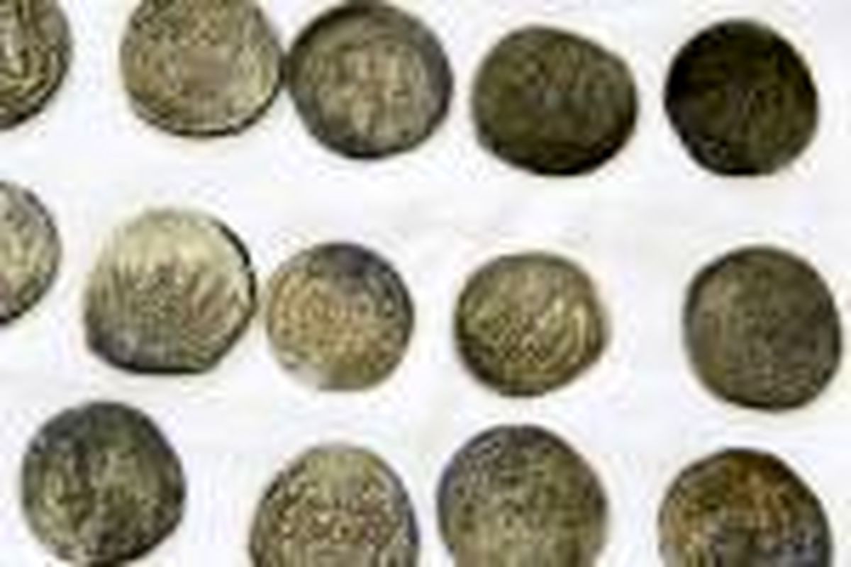 سکه نقره قدیمی در فرودگاه مشهد کشف شد