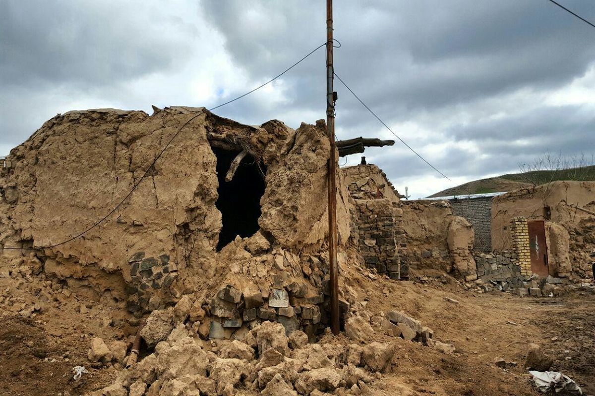 آغاز آوار بردای واحدهای مسکونی تخریب شده در مناطق زلزله زده‌ی روستای ایوق