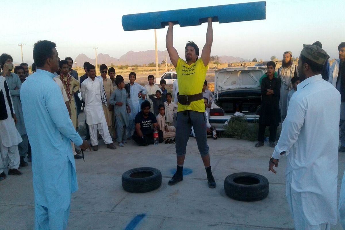 برگزاری رقابت قوی ترین مردان روستایی در خاش