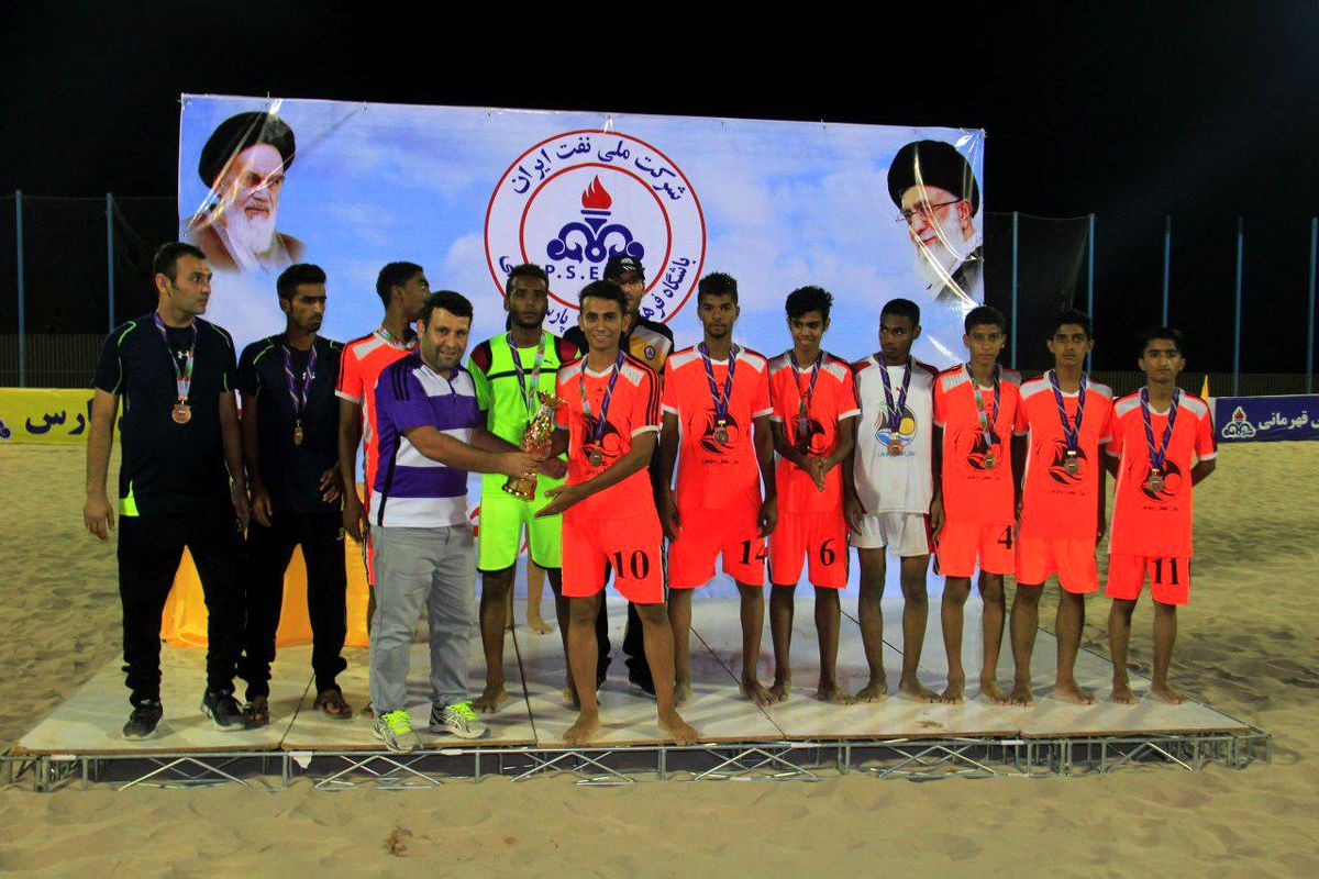 نوجوانان چابهاری موفق به کسب مقام سوم مسابقات فوتبال ساحلی کشور شدند