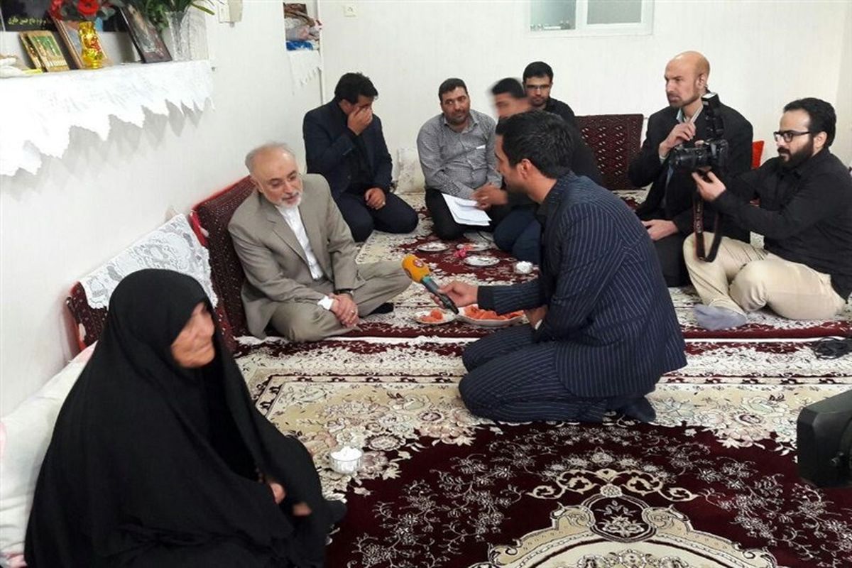 حضور رئیس سازمان انرژی اتمی در قم/دیدار  با خانواده شهیدان جابری
