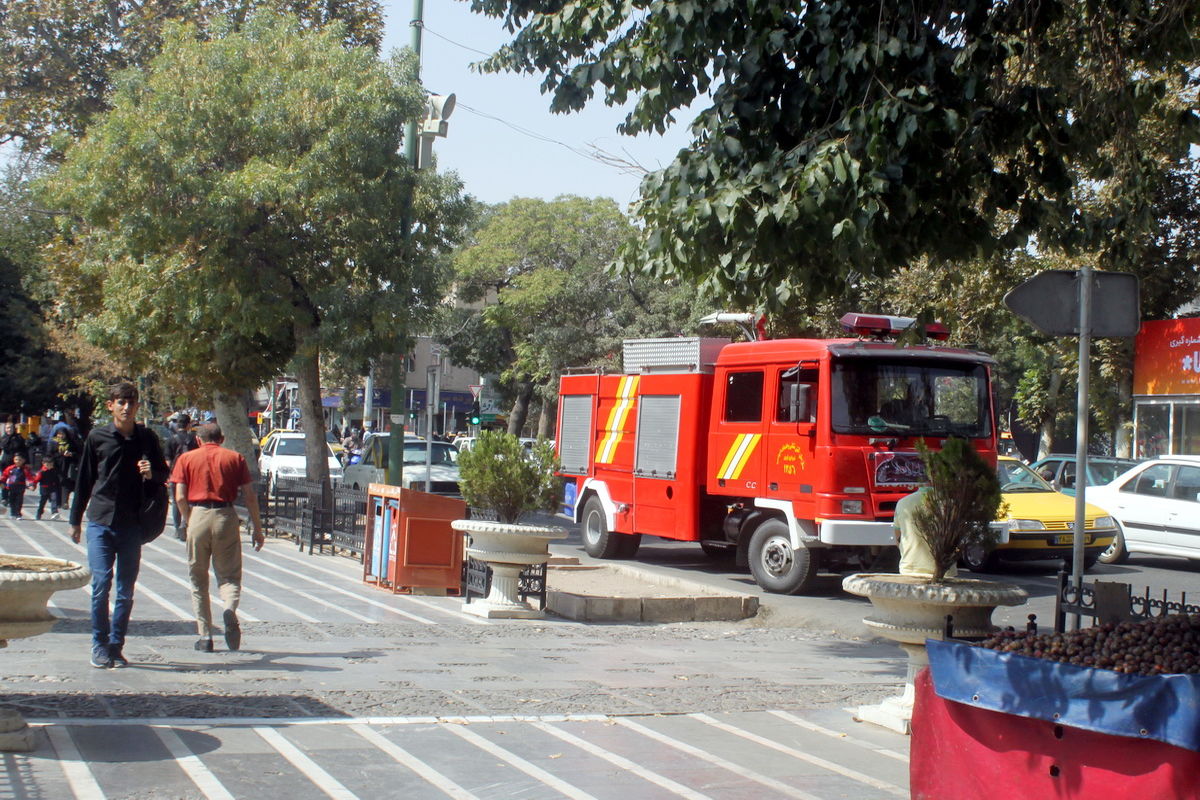 استقرار خودروهای آتش نشانی در نقاط پرترافیک شهری
