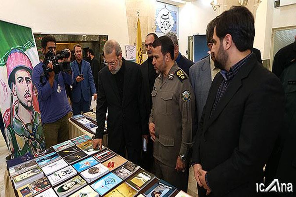 بازدید لاریجانی از نمایشگاه عکس و کتاب دفاع مقدس