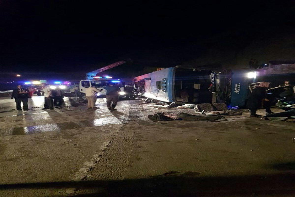 انتقال مصدومان حادثه واژگونی اتوبوس به بیمارستان شهدای  زیرآب