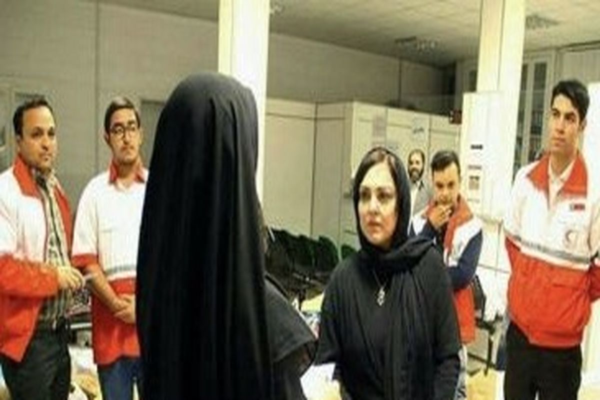 خانم بازیگر در هلال احمر تهران برای کمک به زلزله زدگان/ببینید