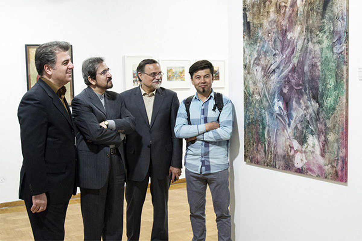 بازدید سخنگوی وزارت امور خارجه از نمایشگاه هنرهای تجسمی افغانستان
