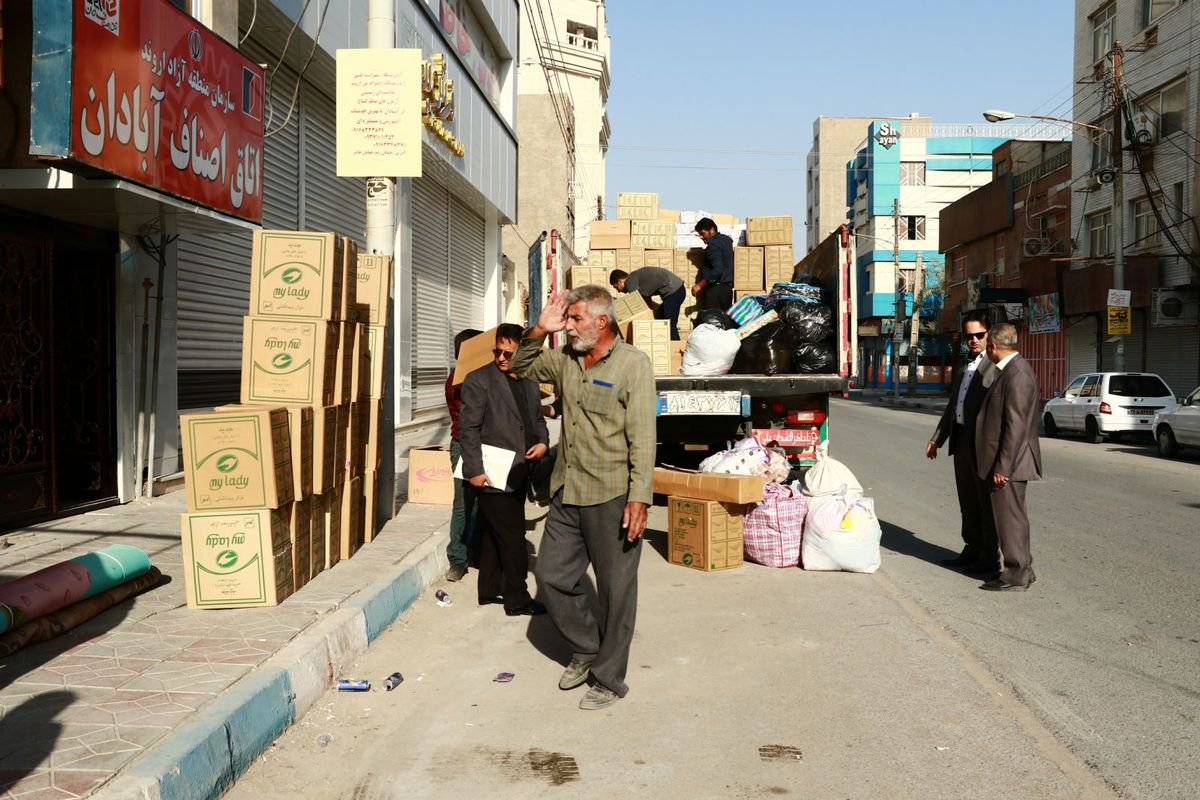 ارسال روزانه محموله های اصناف و بازاریان آبادان به مناطق زلزله زده غرب کشور