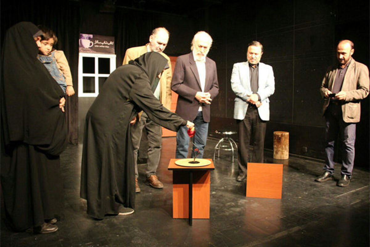 افتتاح نمایش «کافی شاپ» توسط مادر شهید مدافع حرم