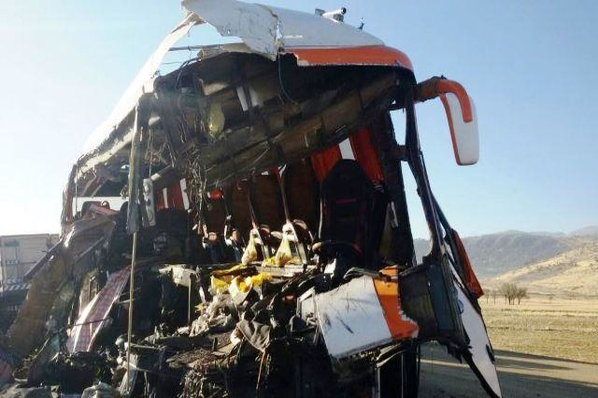 تصادف اتوبوس و کامیون ۱۳ مجروح برجای گذاشت