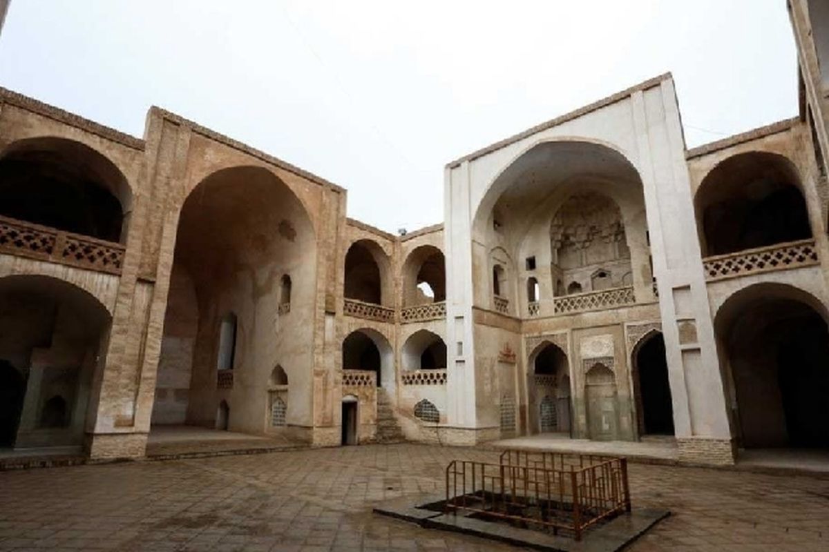 اتمام عملیات سنگ فرش و بدنه سازی محوطه مقابل مسجد جامع نطنز