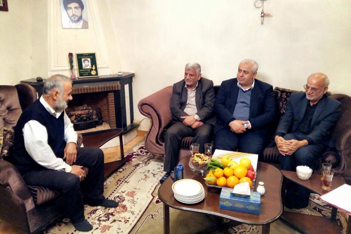 استاندار تهران با خانواده دو شهید اهل سنت دیدار کرد