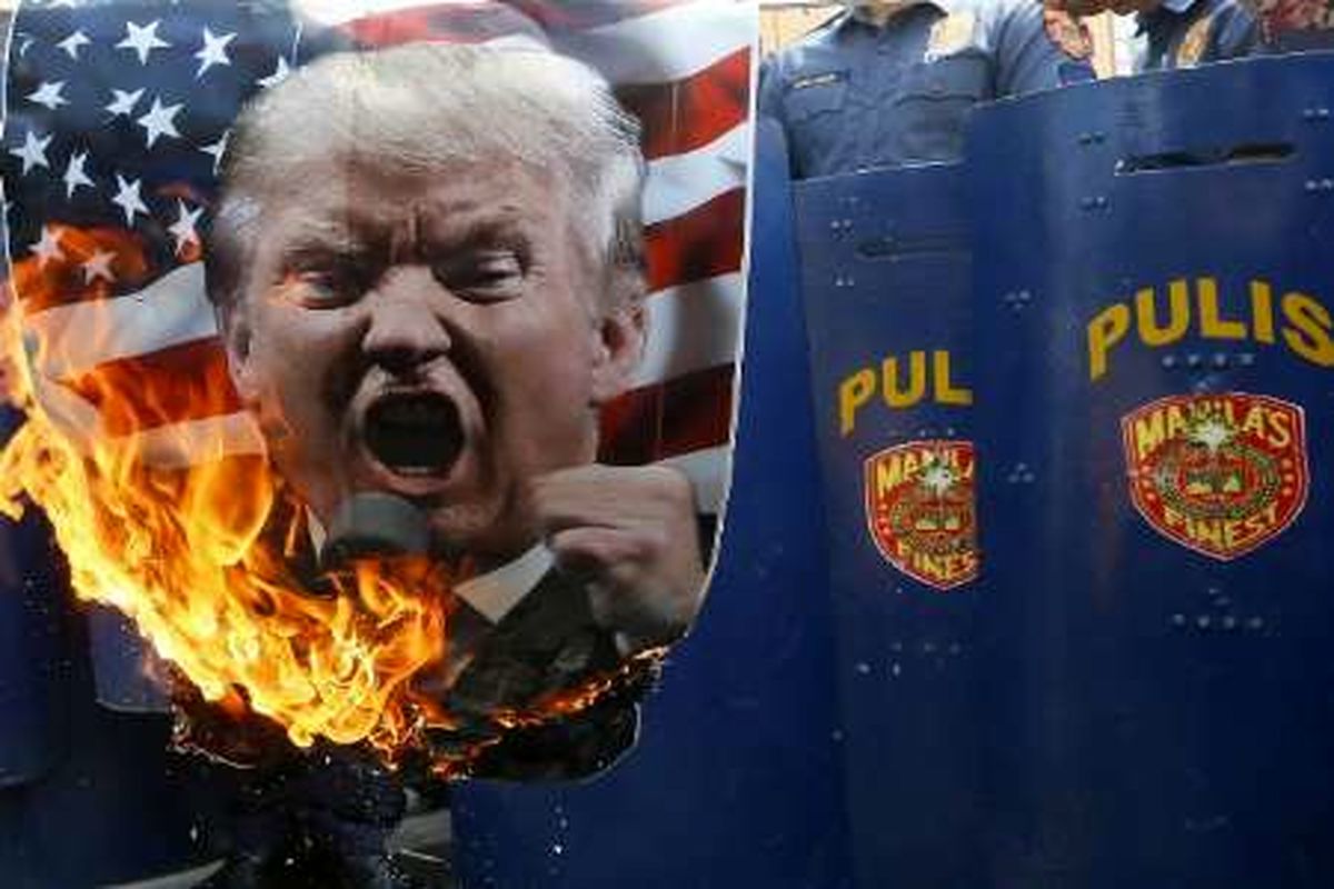 تصویر ترامپ به آتش کشیده شد