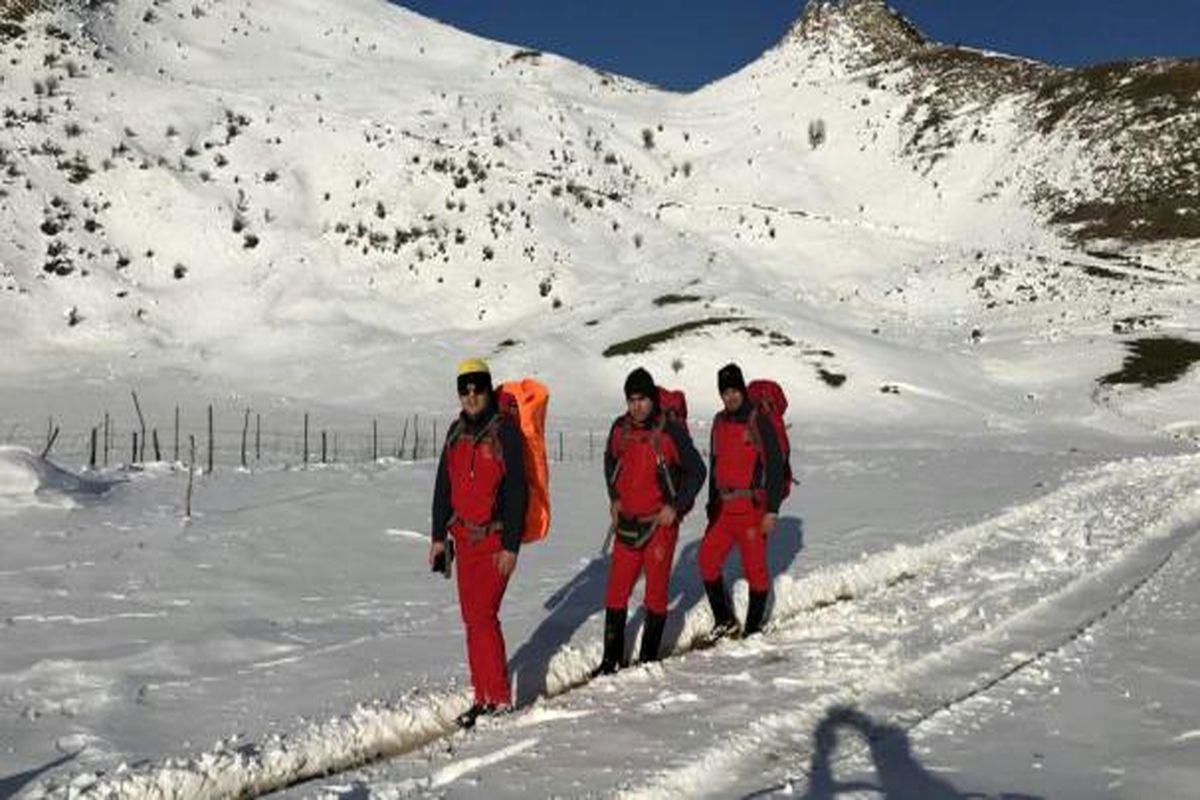 نجات گردشگران از برف و سرما در تالش
