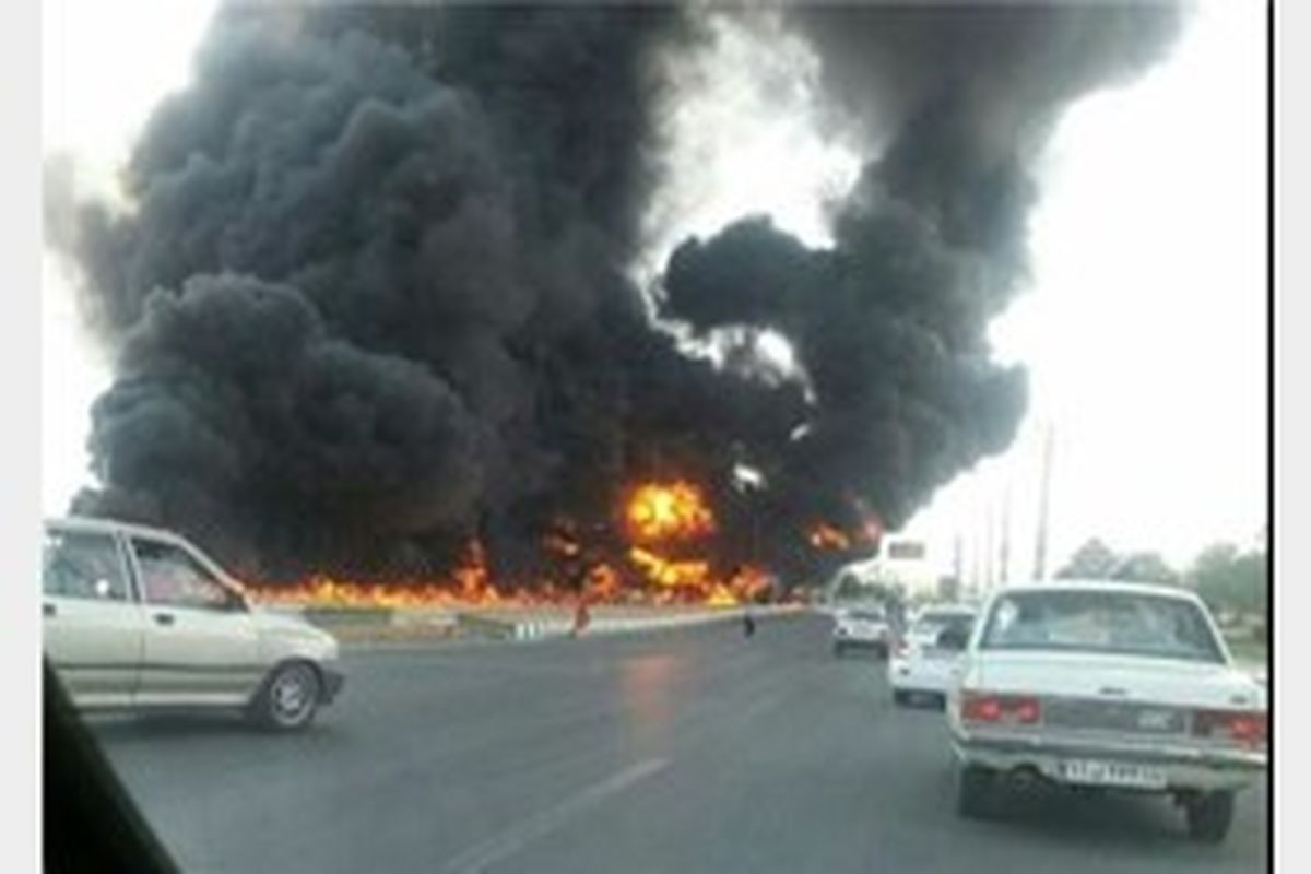 آتش سوزی در انبار ۱۰ هزار متری چوب بزرگراه آزادگان