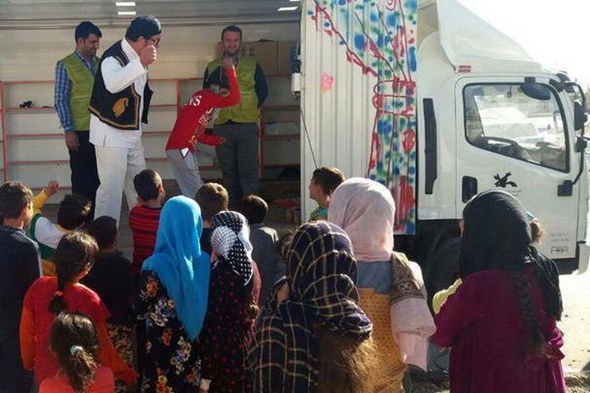 اجرای تئاتر عروسکی توسط کامیونت سیار برای کودکان و نوجوانان مناطق زلزله‌زده کرمانشاه