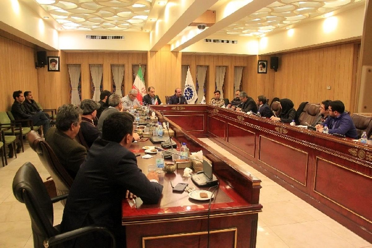 رویه های بتونی جاده ها و مبلمان شهری می تواند برای سیمان تقاضا ایجاد کند