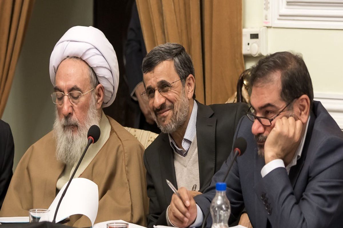 محمود احمدی‌نژاد در جلسه مجمع به چه می‌خندید؟