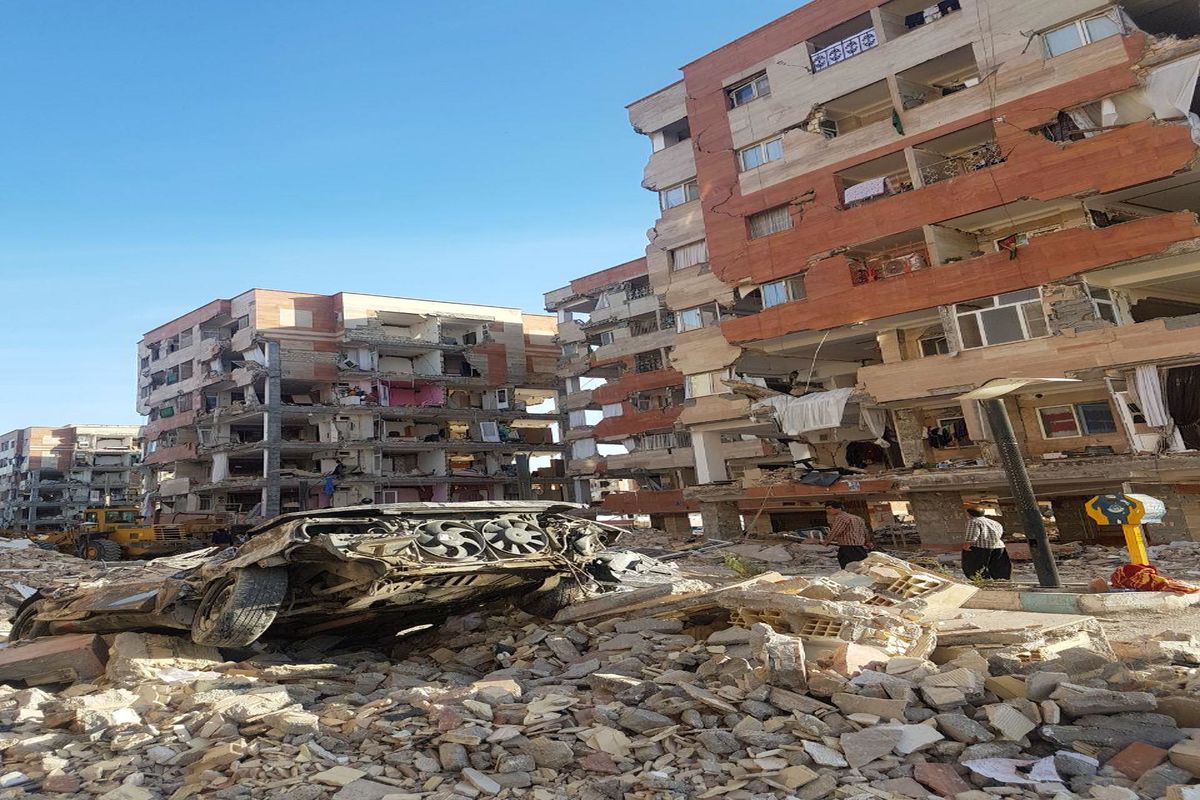 ارائه خدمات فیزیوتراپی به زلزله‌زدگان در کانکس سیار در ثلاث باباجانی