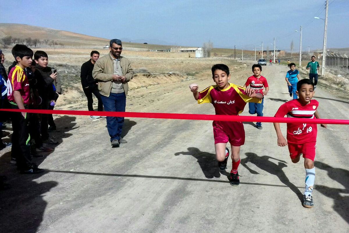 مسابقه دومیدانی جام نوروز در روستای میمون دره ابهر برگزار شد
