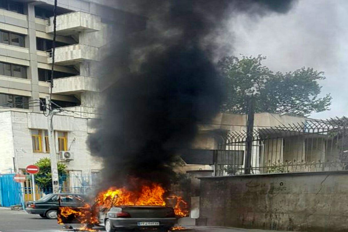 آتش گرفتن خودروی سواری در چله خانه رشت