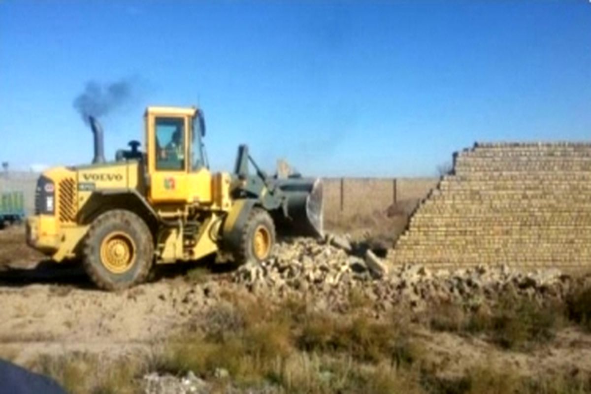 تخریب یک بنای غیرمجاز در اراضی کشاورزی شهرستان تاکستان