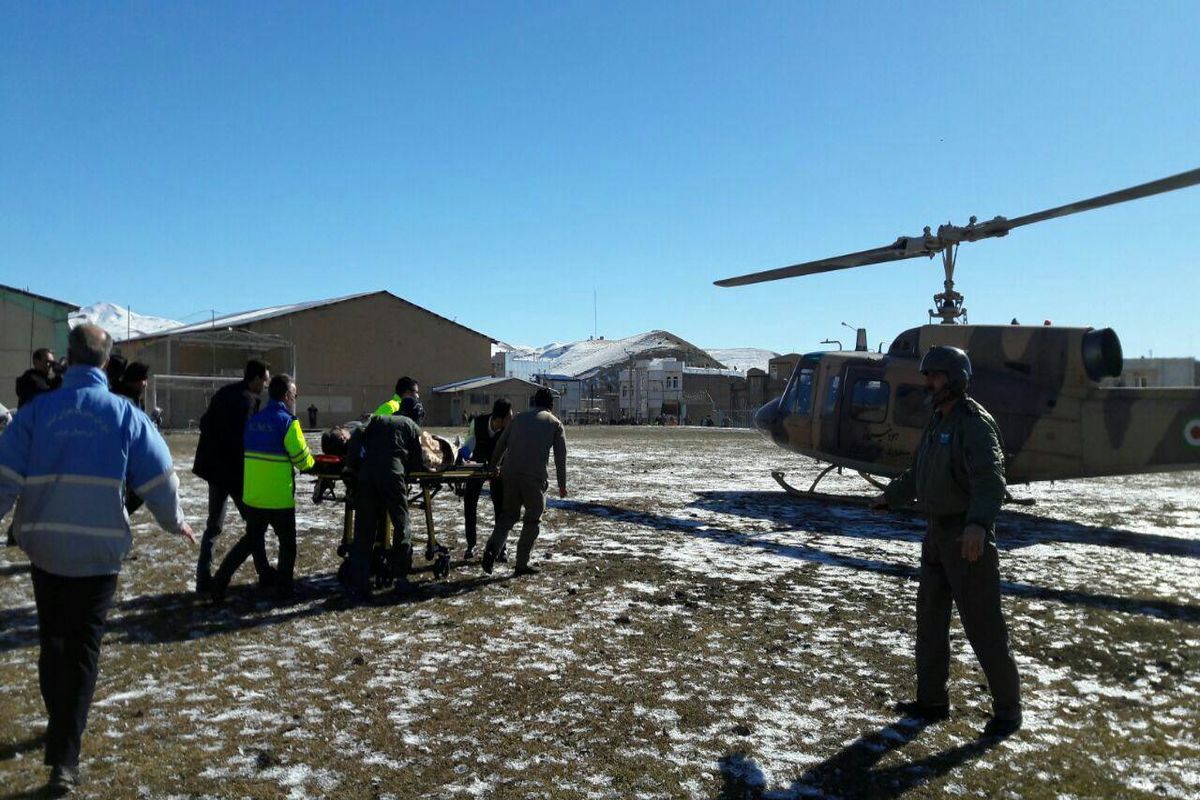 اعزام بیمار بدحال با بالگرد امداد هوایی از تکاب به زنجان/ نخستین ماموریت اورژانس هوایی در تکاب انجام شد