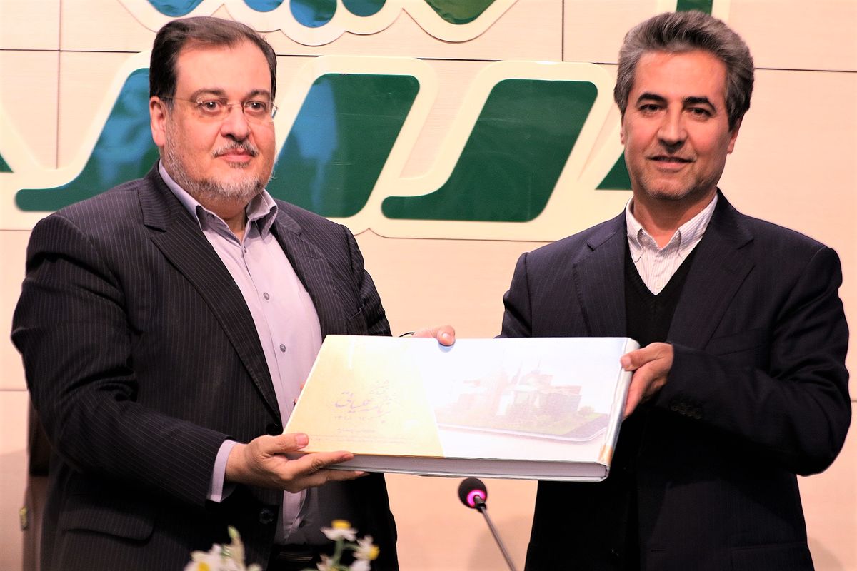 تقدیم سند توسعه راهبردی پنج ساله شیراز توسط شهردار به شورای شهر