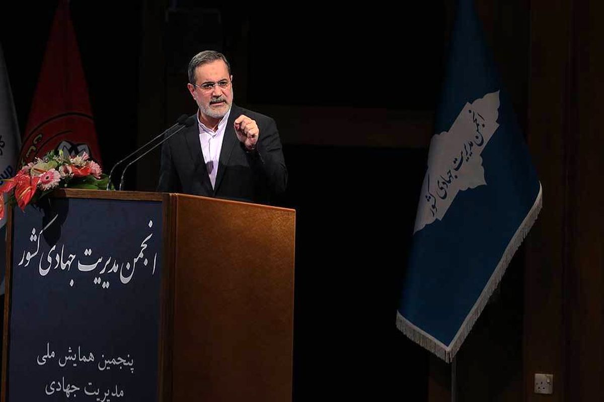 اهدا اولین نشان مدیر برگزیده جهادی جمهوری اسلامی ایران به وزیر آموزش‌وپرورش