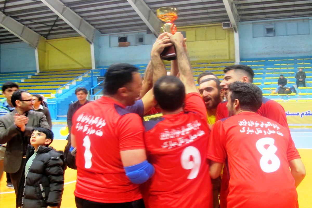 تاکسیرانان شهرداری قزوین جام قهرمانی را بالای سر بردند
