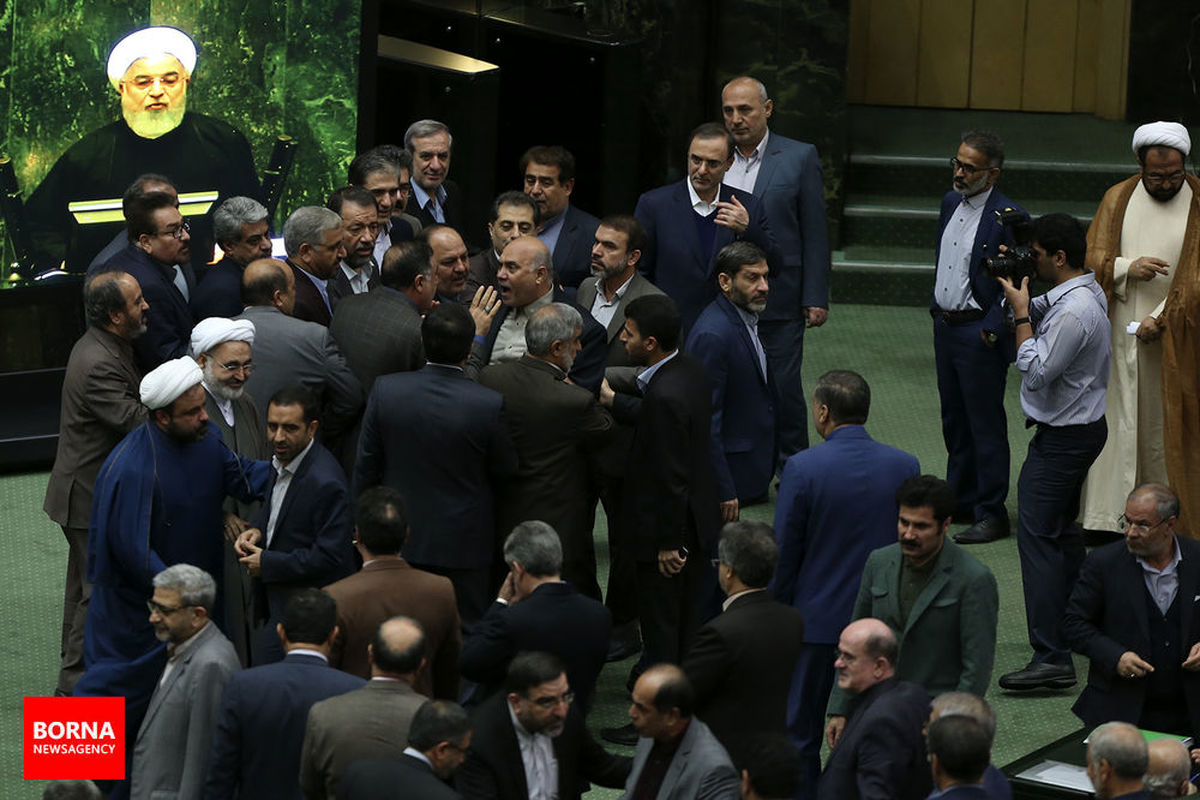 احمدی نژاد بازهم سوژه شد/ نماینده‌ای که یک شهروند را عقب مانده خواند!/ جنجال آبی در مجلس