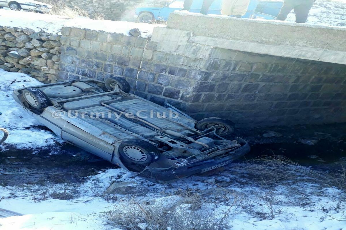 سقوط سرویس مدرسه از روی پل در روستای فیروزیان ارومیه