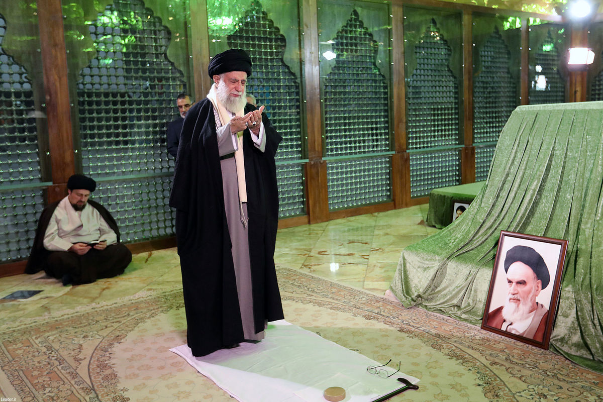 رهبری در حرم امام خمینی(ره) و گلزار شهدا حضور یافتند