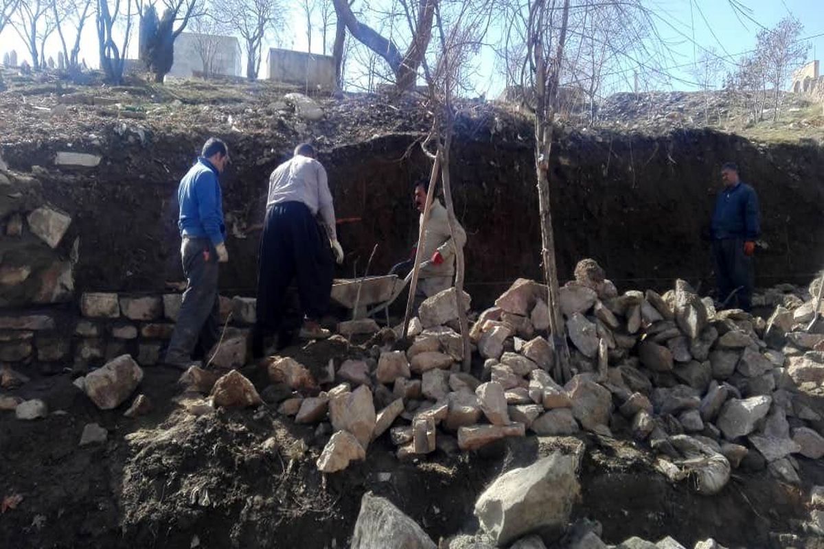 دیوار تخریب شده قبرستان شیخ محمد صادق سنندج در حال بازسازی است