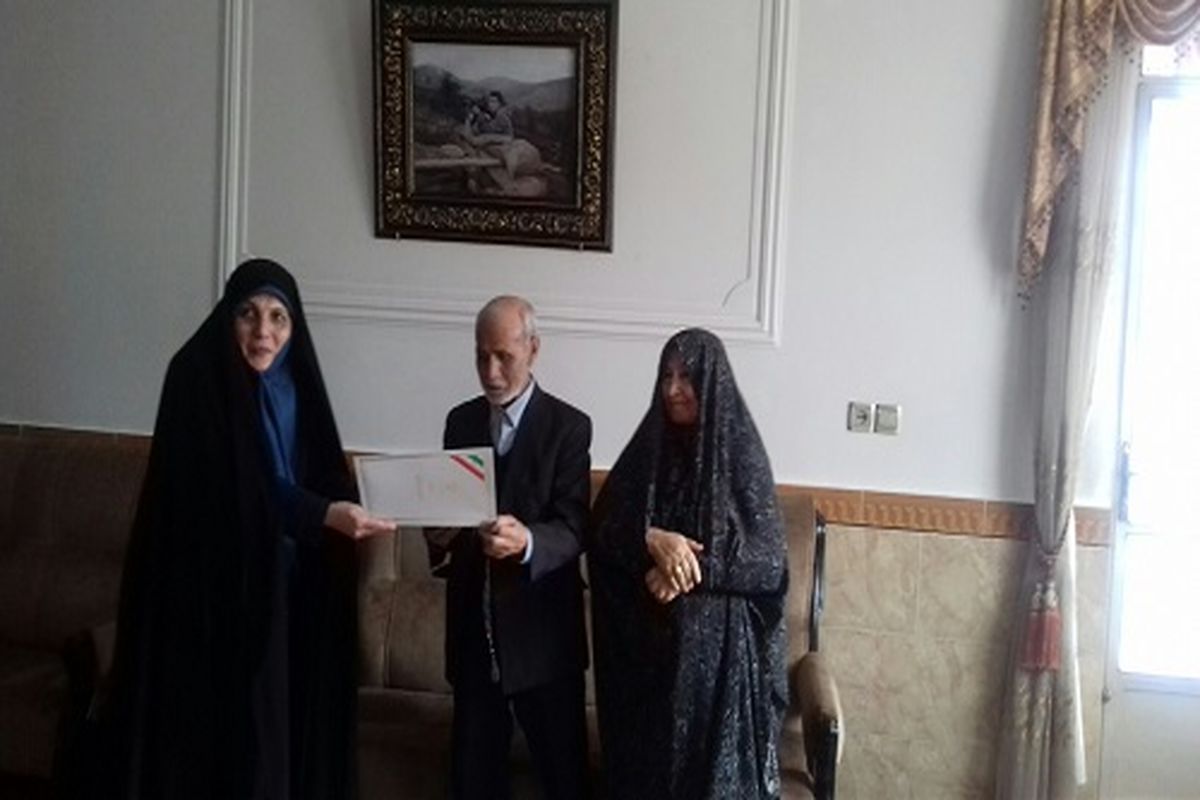 مدیرکل فرهنگ و ارشاد اسلامی استان زنجان با خانواده چند شهید دیدار کرد