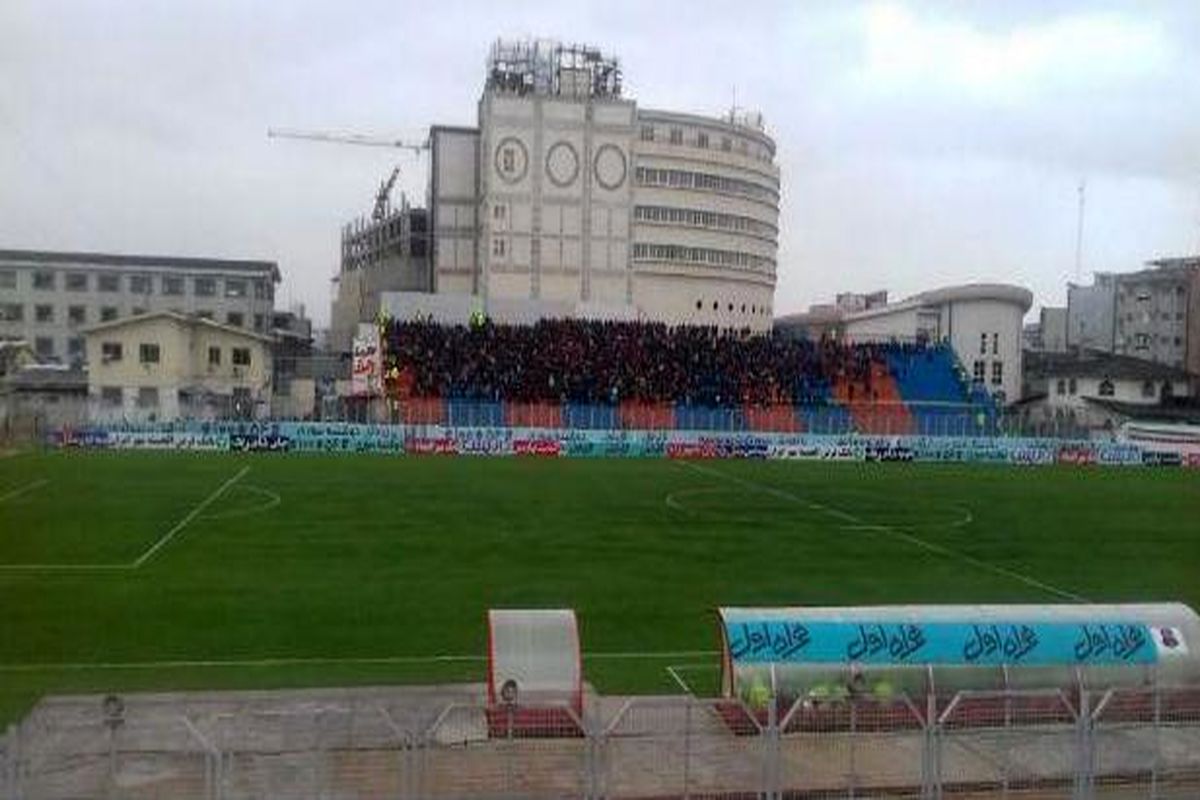 بارش باران در قائمشهر/ تماشاگران وارد ورزشگاه شهید وطنی شدند