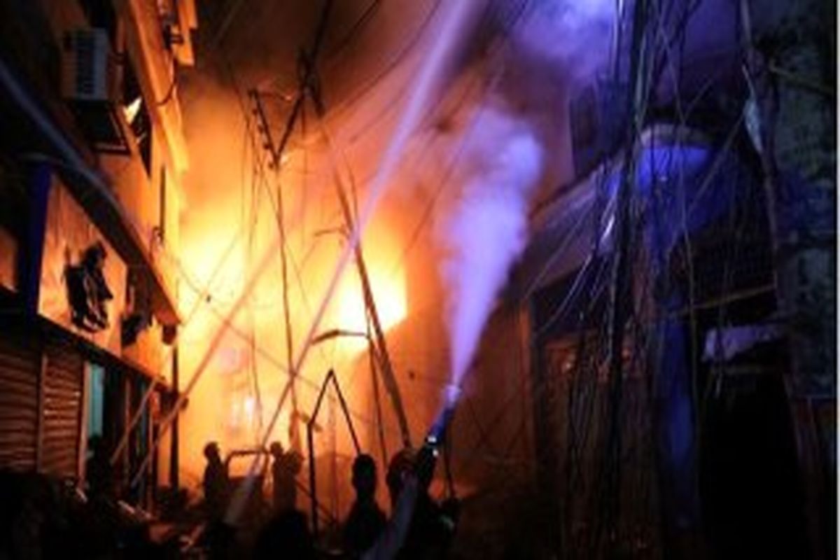 کشته شدن ۷۰ نفر در آتش‌سوزی مهیب محله تاریخی داکا